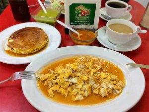 Desayuno: Hotcakes y huevos con salsa del Restaurante Tu Casa en Tuxpan, Veracruz