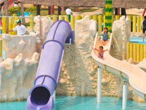 Toboganes para niños del parque acuático Aquapark en la playa de Tuxpan, Ver.