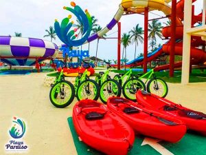 Bicicletas y Kayaks del parque acuático Aquapark en la playa de Tuxpan, Ver.