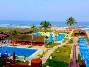 Parque acuático Aquapark en la playa de Tuxpan, Veracruz
