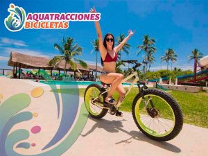 Paseos en bici en el parque acuático Aquapark en la playa de Tuxpan, Ver.