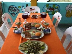 Pescados y mariscos en el Restaurante Doña Paty en la Laguna de Tampamachoco en Tuxpan, Veracruz