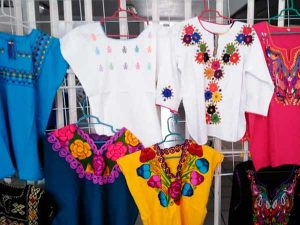 Blusas, vestidos y otra ropa artesana en Tuxpan, Veracruz