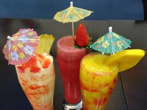 Conteles y bebidas del bar del hotel Villas Tabuco en la playa de Tuxpan