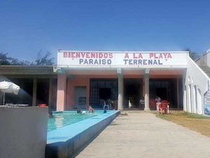 Alberca y área común del hotel Paraíso Real en Tuxpan, Ver.