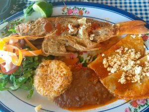 Pescado con enchiladas del Restaurante Mar de Plata en la playa de Tuxpan, Veracruz