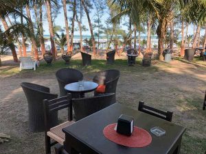 Área del restaurante con vistas a la playa - Hotel Villas Tabuco