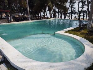 Alberca del hotel Villas Tabuco en la playa de Tuxpan, Veracruz